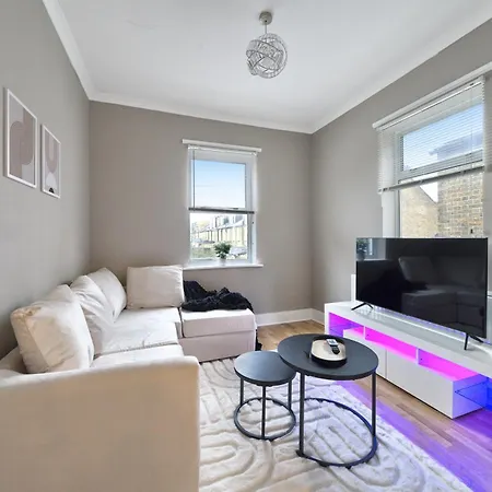 Stunning Two Bed Property In West Lnd, Near Train Station